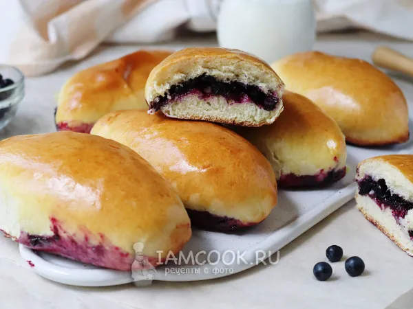 Фото блюда: Пирожки с черникой (в духовке, на дрожжах и кефире)