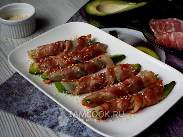 Фото блюда: Авокадо в беконе на сковороде