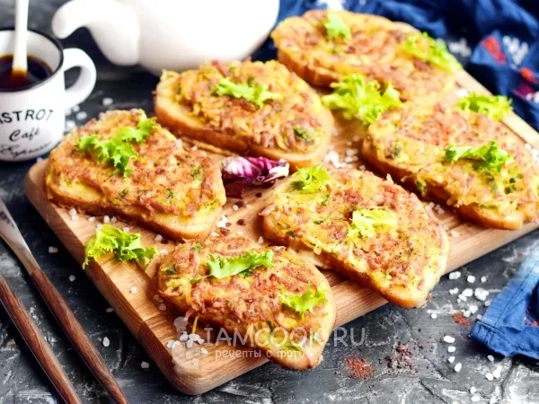 Фото блюда: Гренки с тертым картофелем и сардельками