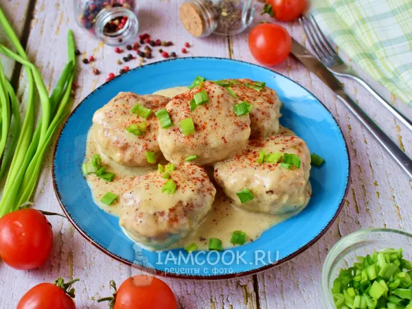 Фото блюда: Куриные тефтели в сливочном соусе на сковороде