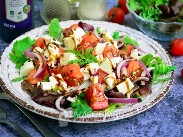 Фото блюда: Салат из помидоров с моцареллой и бальзамическим уксусом