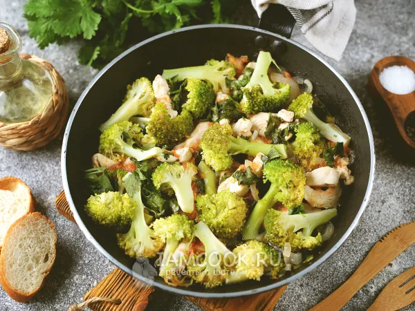 Фото блюда: Брокколи с курицей на сковороде