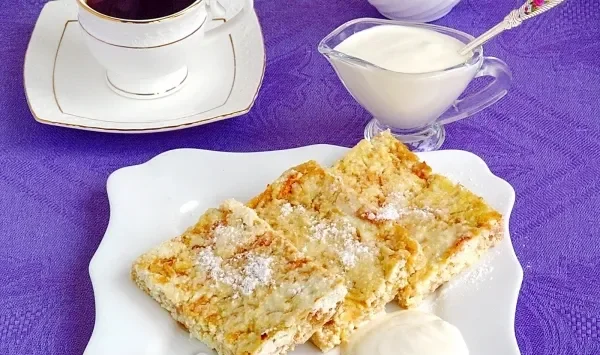 Фото блюда: Творожная запеканка с яблоками и изюмом