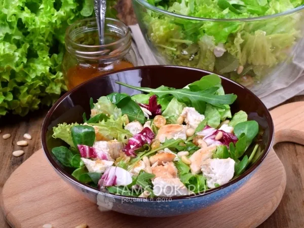 Фото блюда: Салат с курицей и изюмом, маринованным в коньяке
