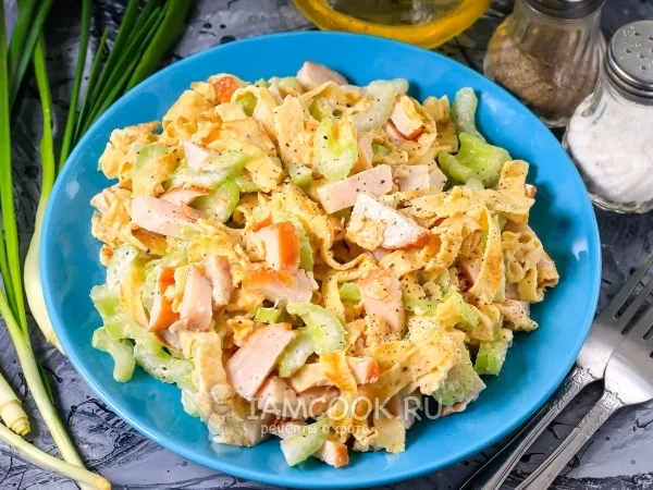 Фото блюда: Салат с блинами и копченой курицей