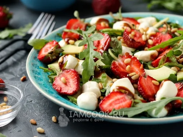 Фото блюда: Салат с клубникой, авокадо и моцареллой
