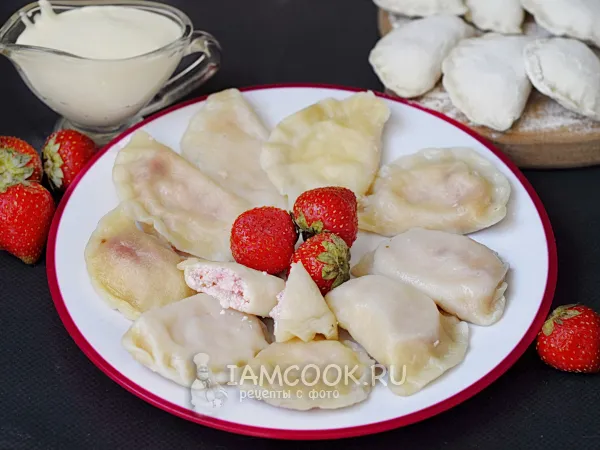 Фото блюда: Вареники с творогом и клубникой