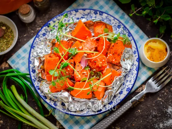 Фото блюда: Тыква в фольге в духовке с травами и чесноком