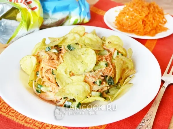 Фото блюда: Салат с куриной бастурмой, корейской морковью и чипсами