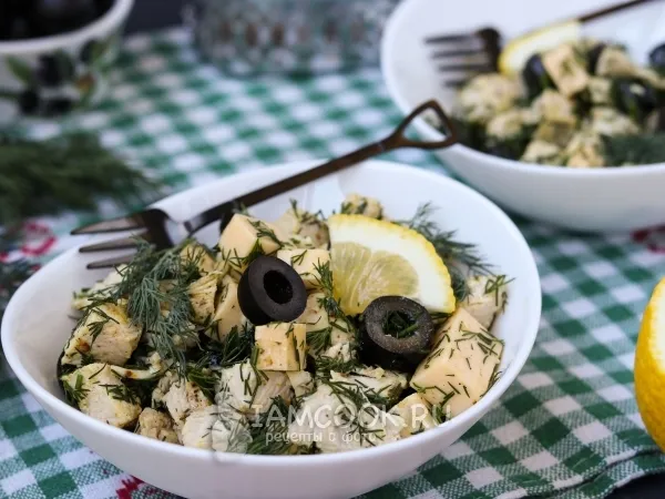 Фото блюда: Салат с курицей, маслинами и сыром