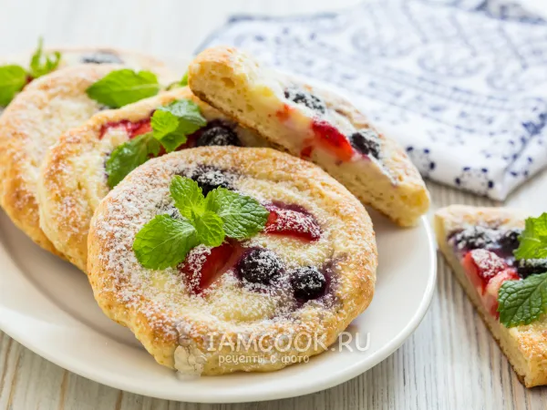 Фото блюда: Ватрушки из творожного теста с ягодами
