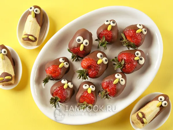 Фото блюда: Клубника и бананы в шоколаде «Смешные Птицы»