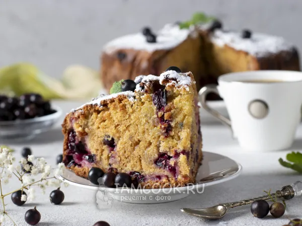 Фото блюда: Заливной пирог со смородиной со сметаной