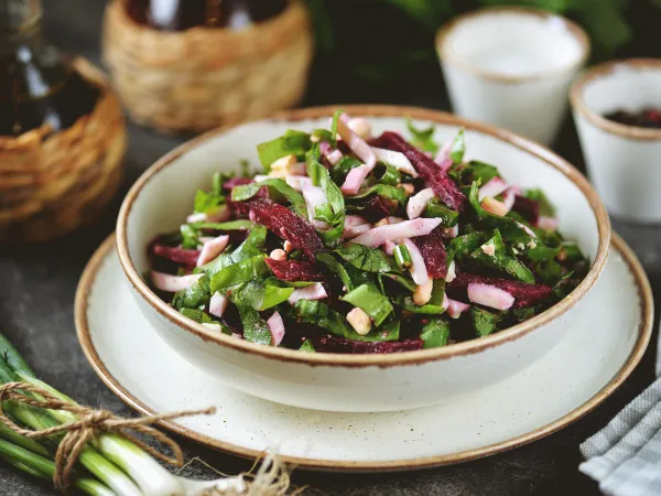 Фото блюда: Салат из свеклы со щавелем и яйцом