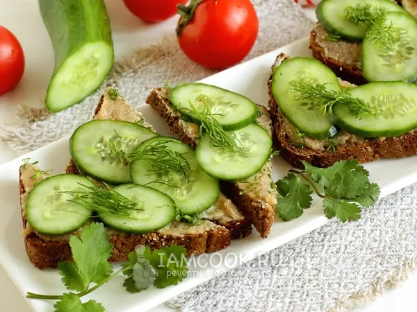 Фото блюда: Бутерброды с икрой сельди и огурцом
