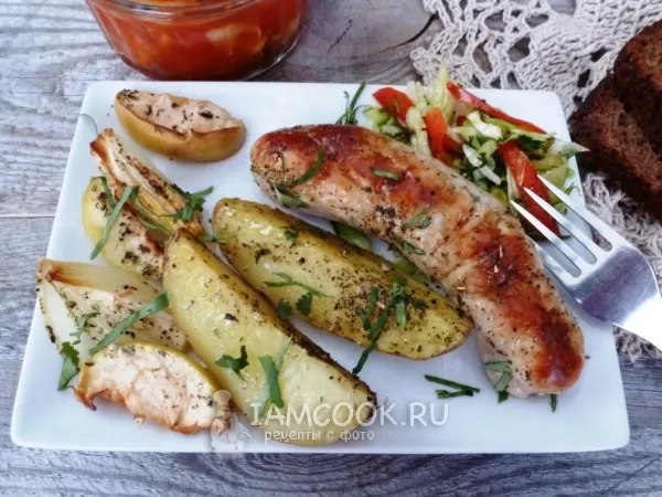 Фото блюда: Домашние колбаски с молодым картофелем, яблоком и луком