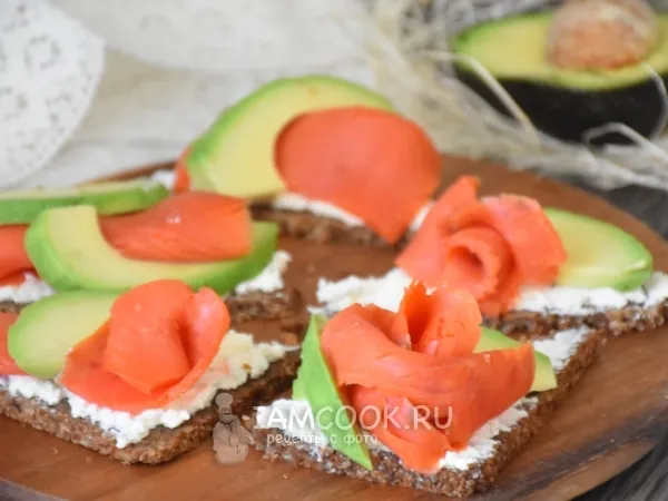 Фото блюда: Тартинки с копченым лососем и авокадо