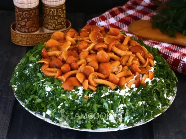 Фото блюда: Салат «Лесная полянка» с опятами