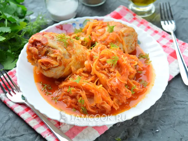 Фото блюда: Тушеная курица с квашеной капустой на сковороде
