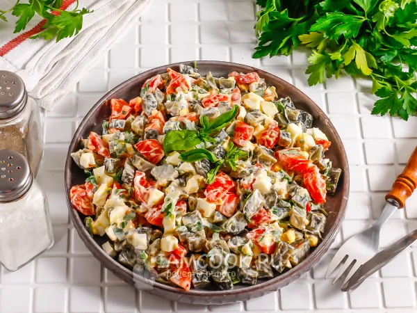 Фото блюда: Диетический салат с солеными огурцами (ПП)