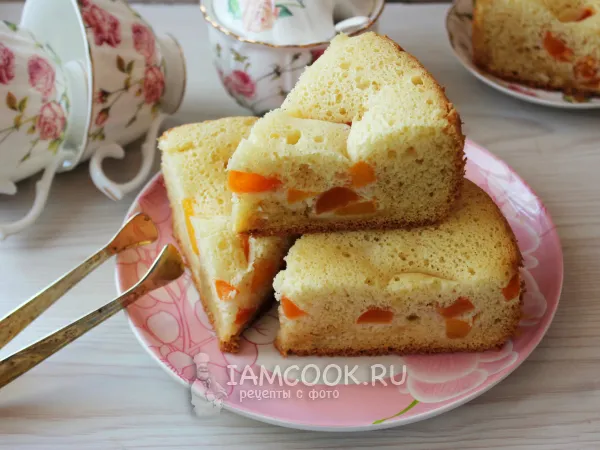 Фото блюда: Бисквит с консервированными персиками в мультиварке