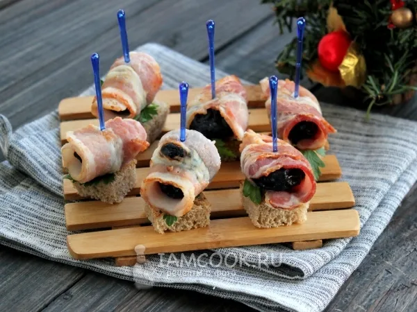 Фото блюда: Закуска из бекона с черносливом