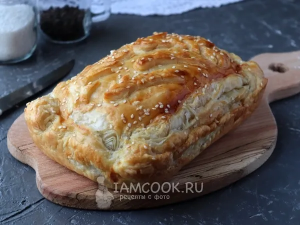 Фото блюда: Пирог из бездрожжевого слоеного теста с капустой