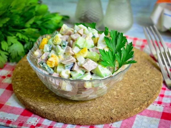 Фото блюда: Салат из сосисок, яиц и огурца