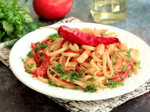 Фото блюда: Лапша с курицей и овощами