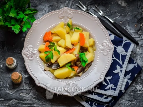 Фото блюда: Тушеная картошка с грибами в кастрюле