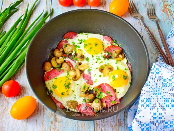 Фото блюда: Яичница с колбасой и грибами (шампиньонами)
