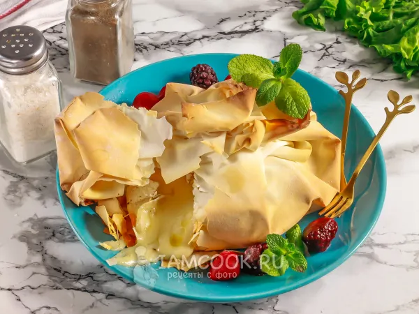 Фото блюда: Камамбер в тесте фило (запеченный)