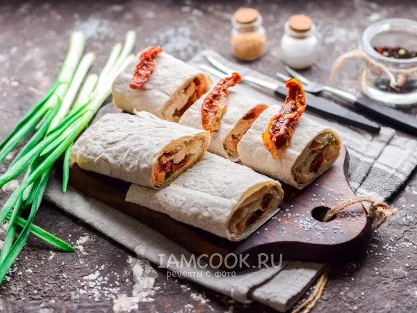 Фото блюда: Рулет из лаваша с курицей и вялеными помидорами