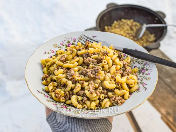 Фото блюда: Макароны по-флотски в казане на костре
