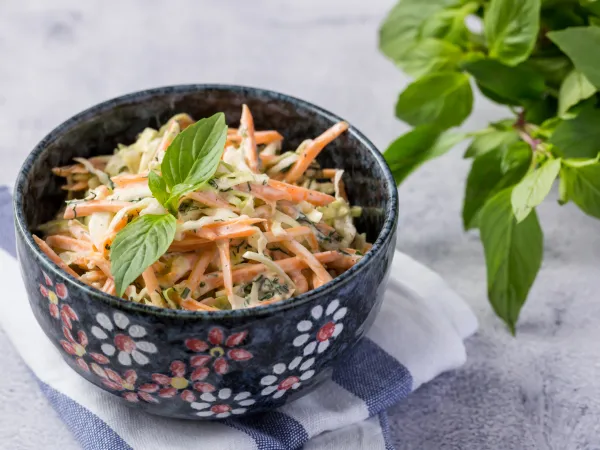 Фото блюда: Салат из капусты с морковью и майонезом