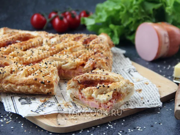 Фото блюда: Пирог из слоеного теста с колбасой и сыром