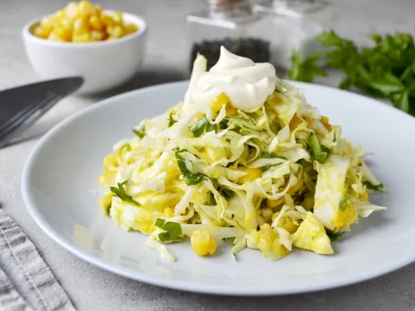 Фото блюда: Салат из капусты с яйцом и кукурузой