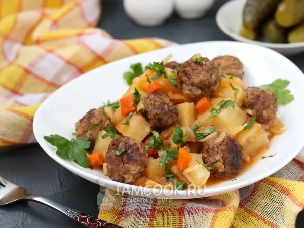 Фото блюда: Рагу с картошкой, пекинской капустой и фрикадельками