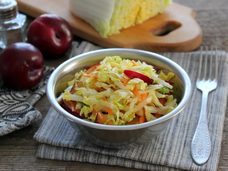 Фото блюда: Салат из капусты со сливами