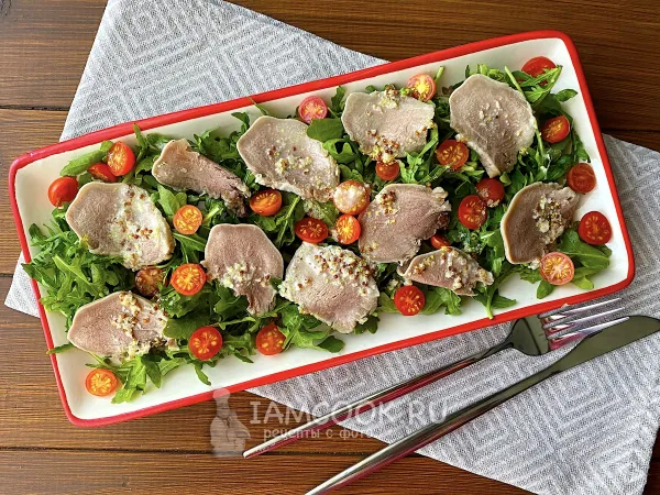 Фото блюда: Салат с языком, рукколой и ореховым соусом