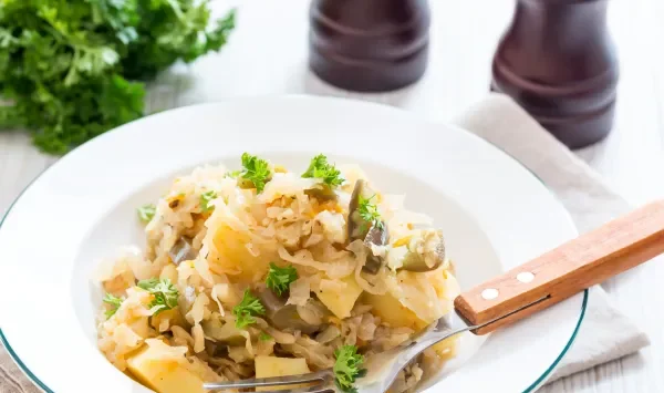 Фото блюда: Тушеная картошка с квашеной капустой и овощами