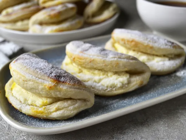 Фото блюда: Сочники из слоеного теста с творогом