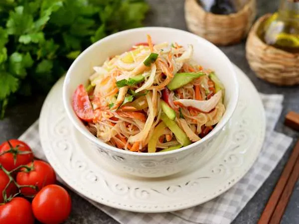 Фото блюда: Фунчоза с копченой курицей и овощами