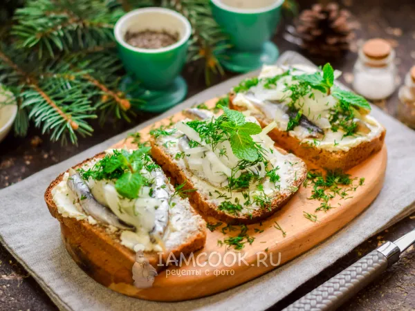 Фото блюда: Бутерброды с хамсой и маринованным луком