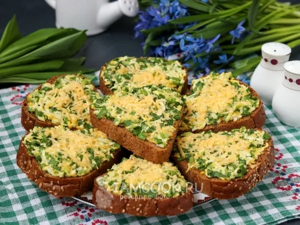 Фото блюда: Горячие бутерброды с черемшой, сыром и яйцом