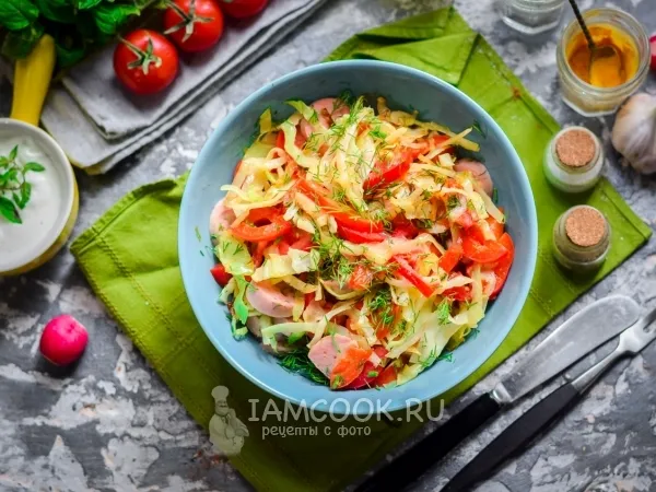 Фото блюда: Тушеная капуста с сосисками и помидорами