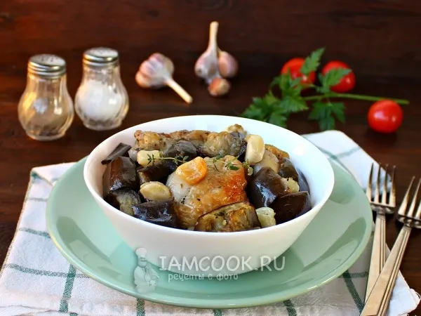Фото блюда: Курица, запеченная с баклажанами и чесноком