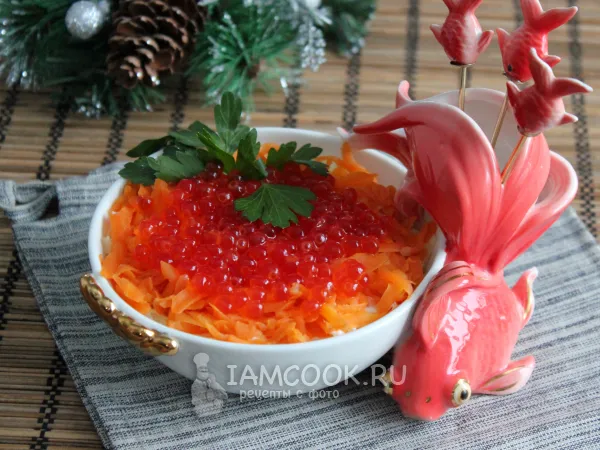 Фото блюда: Салат «Царский» с семгой и красной икрой
