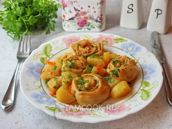 Фото блюда: Штрули с фаршем и картошкой на сковороде