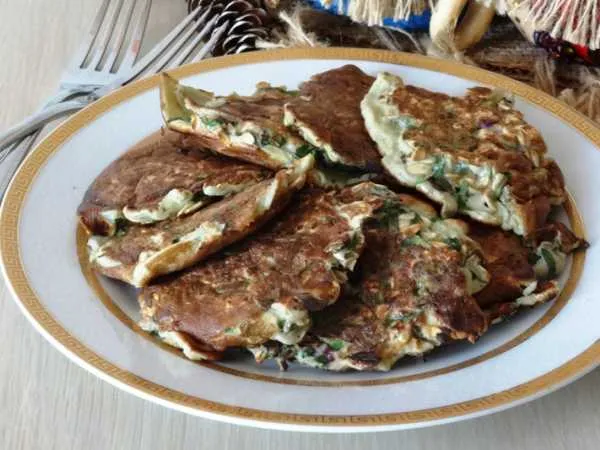 Фото блюда: Оладьи из свекольной ботвы